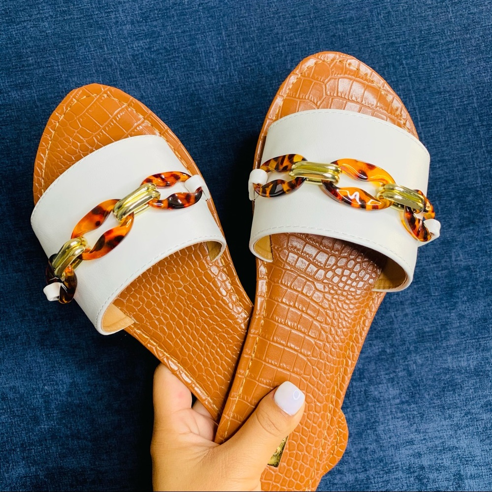 Qupid Womens White Cognac Croc Embossed‎ Chain Slide Sandals Flat Open Toe Shoes